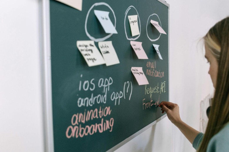 Top 12 Mobile App Development Trends Transforming Los Angeles (Media, Creator Economy, And On-Demand)